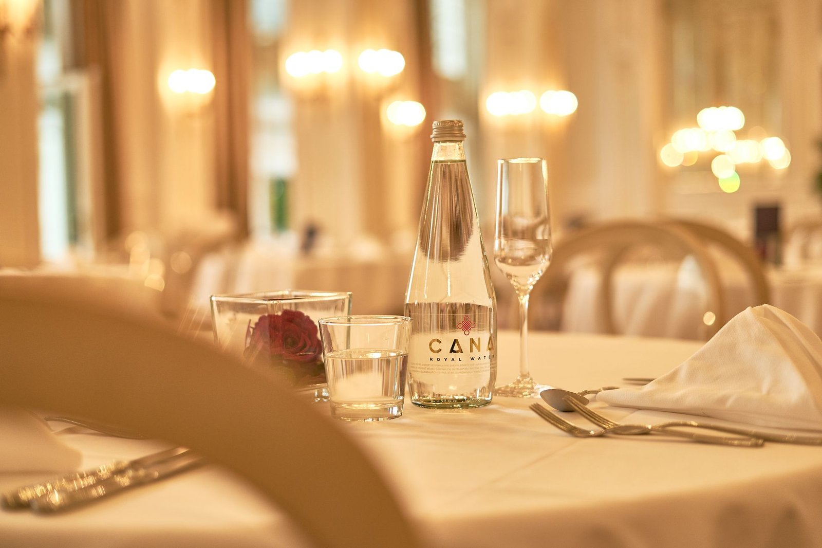 Cana Royal Water na pogrnjeni mizi v luksuznem hotelu